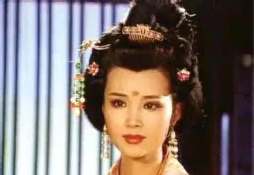 韦皇后正在睡觉，25 岁的李隆基突然闯入，韦皇后又惊又怒：“大胆逆子！” 谁料，