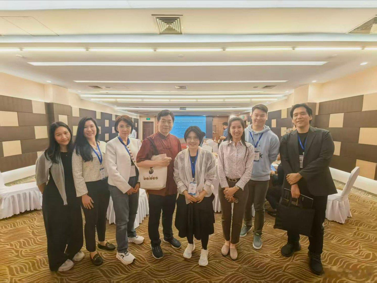 突然感觉到，周边国家真的越来越像我们少数民族：尽管发展程度可能不高，但是非常亲，