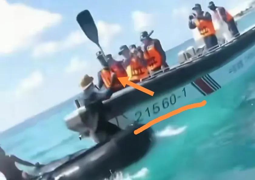 菲律宾拍摄公布南海仁爱礁海域与我海警船21560-1人员对峙画面，菲方先举船桨动