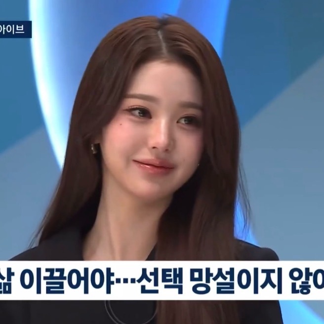 卵国领导人接受采访中 