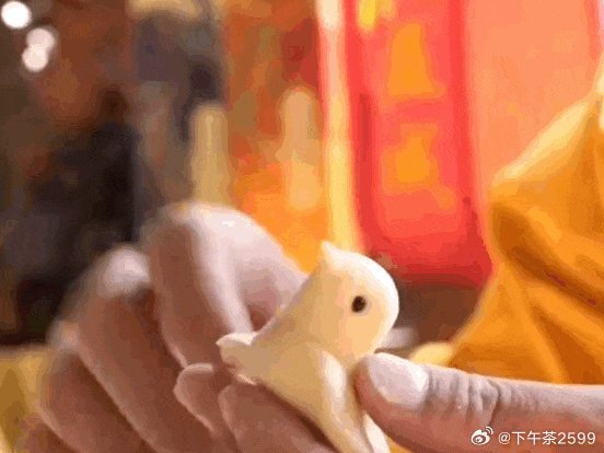 “春城无处不飞花，寒食东风御柳斜。日暮汉宫传蜡烛，轻烟散入五侯家。”寒食节是中国