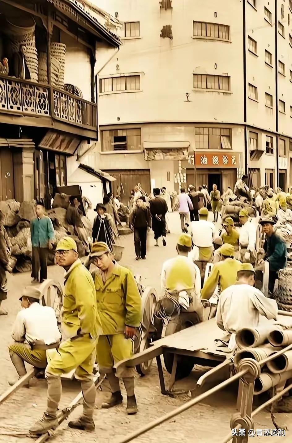 1945年8月，一群投降的日本士兵坐在苏州河边无所事事，他们正在等待回国的安排。