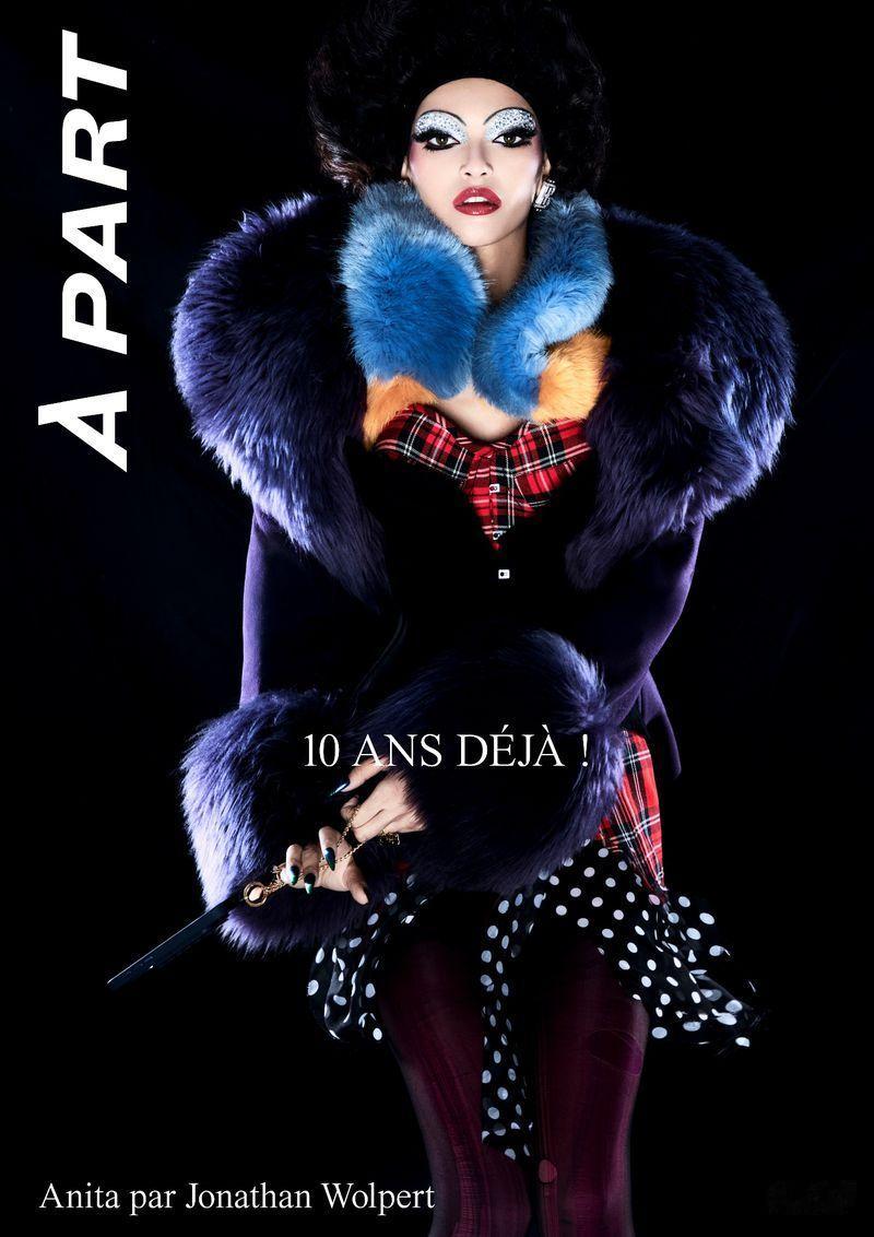 模特Anita Pozzo出镜《A Part》杂志2025年11月刊封面，演绎“