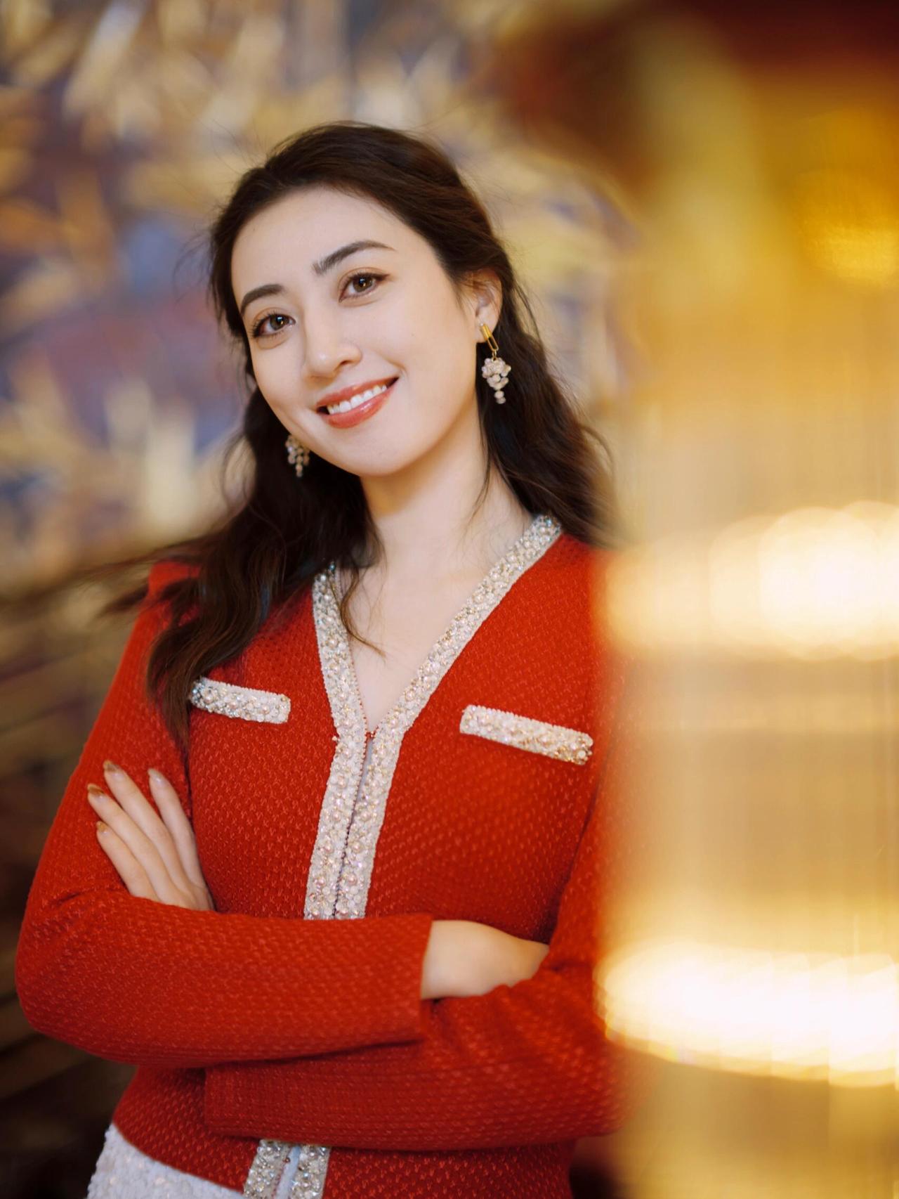 雍容明艳，干净纯洁，美得让人窒息说的就是这样的美女吧。