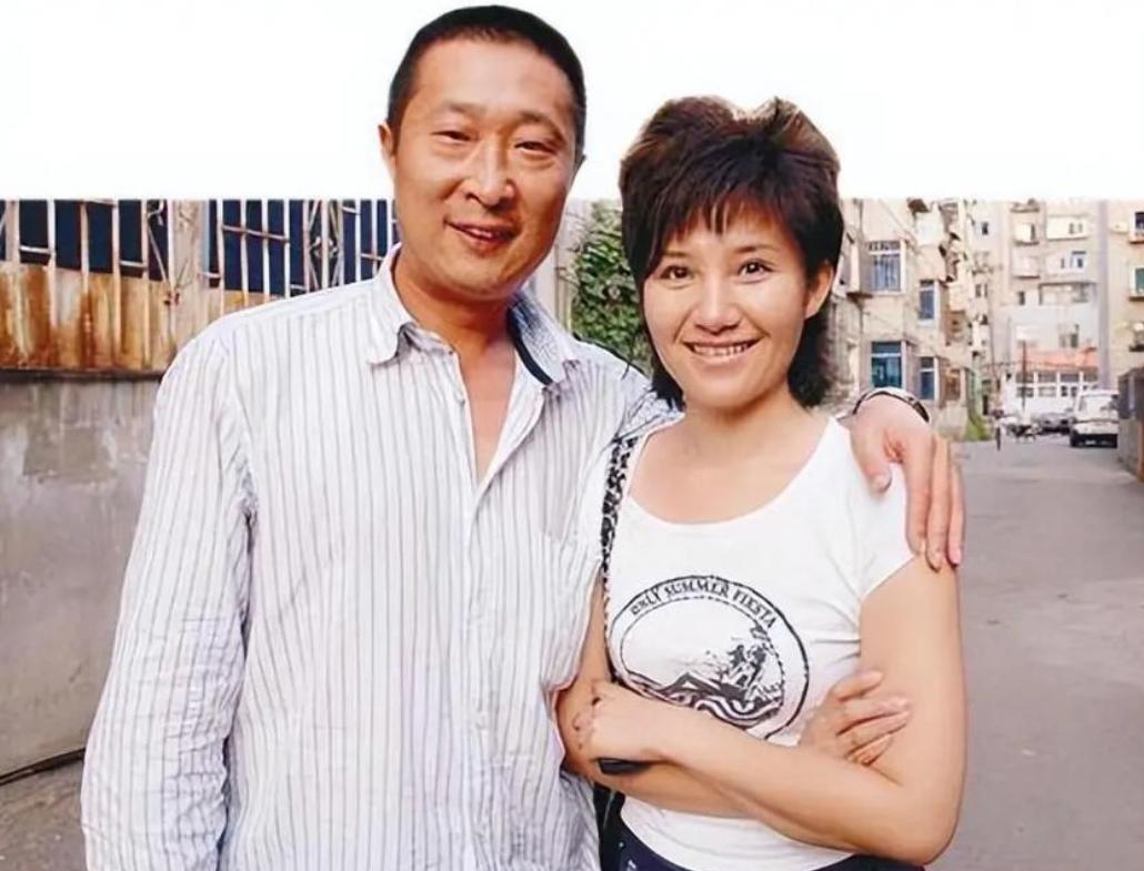 有一次，林永健跟妻子吵架，脱口而出，你这副丑相，是我瞎了眼才娶你。妻子周冬齐回答