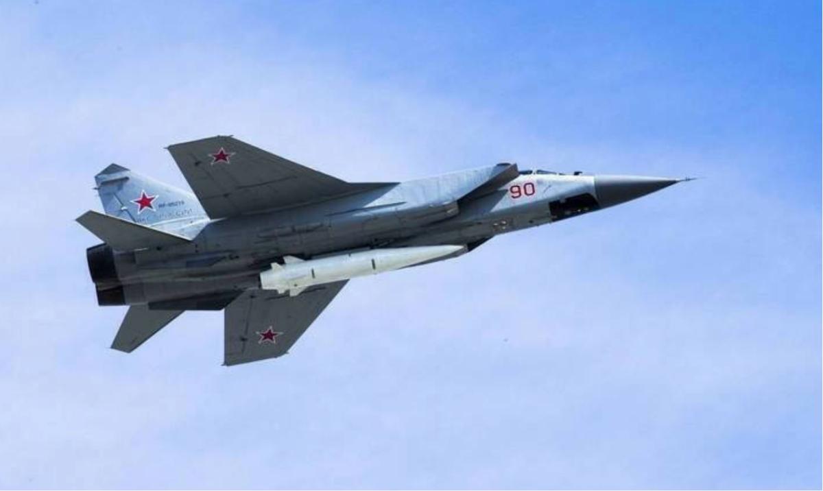 【米格-31K挂载“匕首”导弹飞越巴伦支海，模拟空袭北约】

根据路透社的报道称