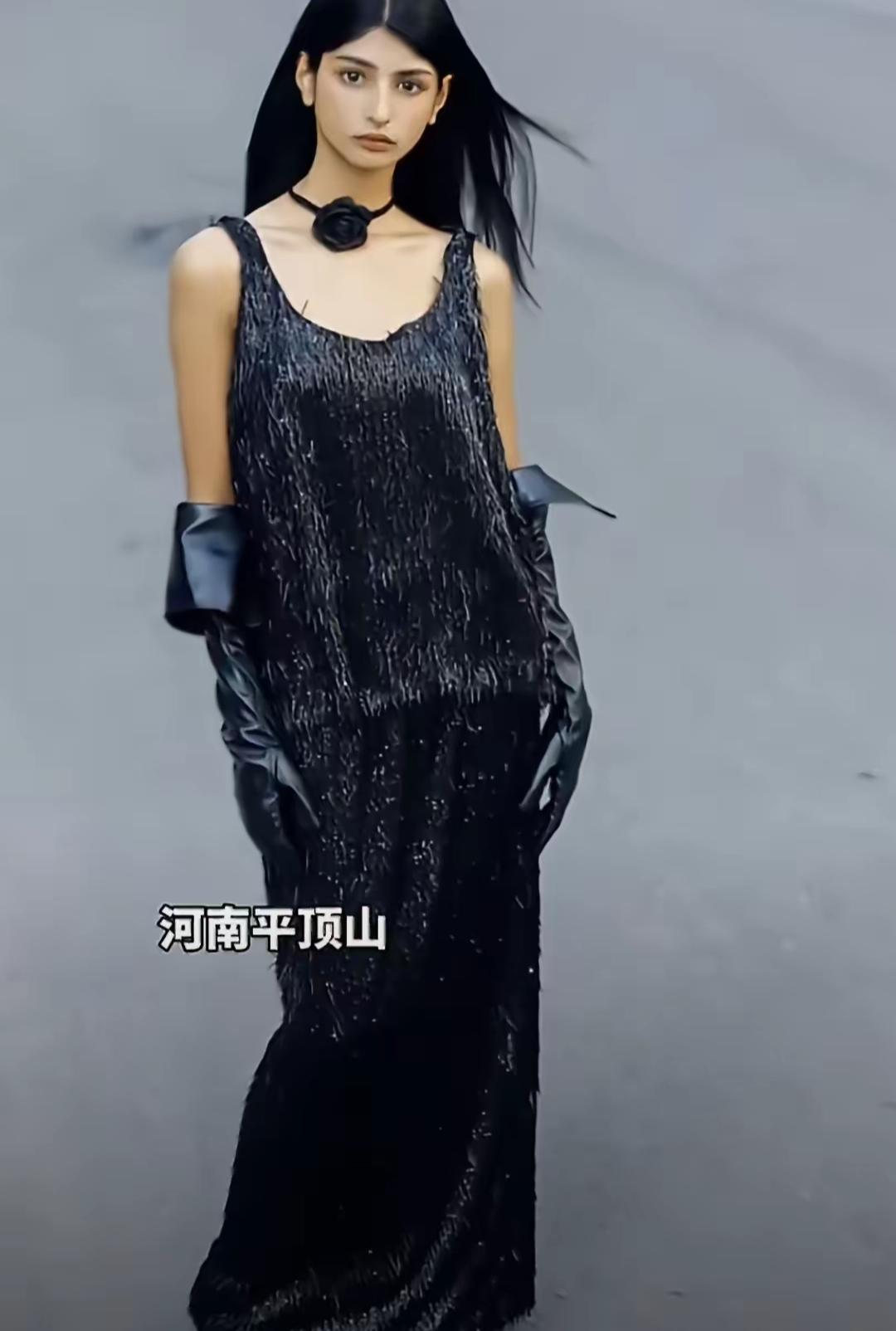 2002年，一对河南平顶山夫妇在巴基斯坦务工时，在街头旧纸箱里发现了一名孤儿。善
