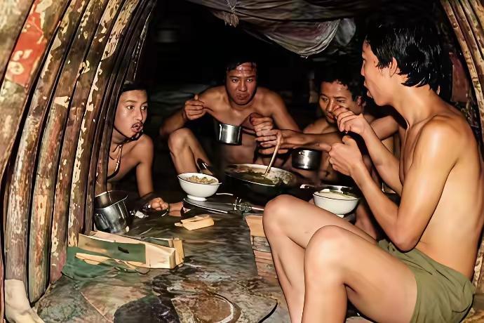 88年越南老山战场上的士兵在防空洞里的生活照片