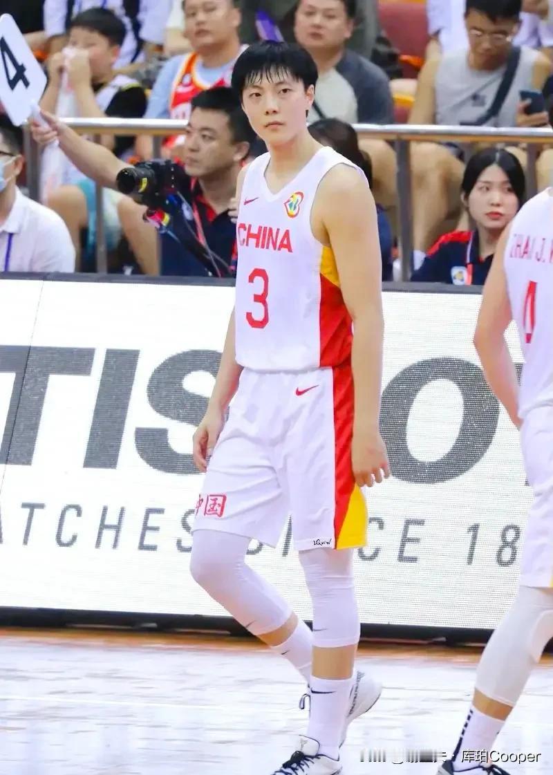 胡明轩会成为男篮历史上，打球最具观赏性队长，郭士强力排众议，让他接任3个月前的程