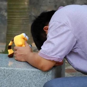 福建厦门，一个20岁的打工妹，为男友生下一对双胞胎儿子，谁想，5年后，男人带2个