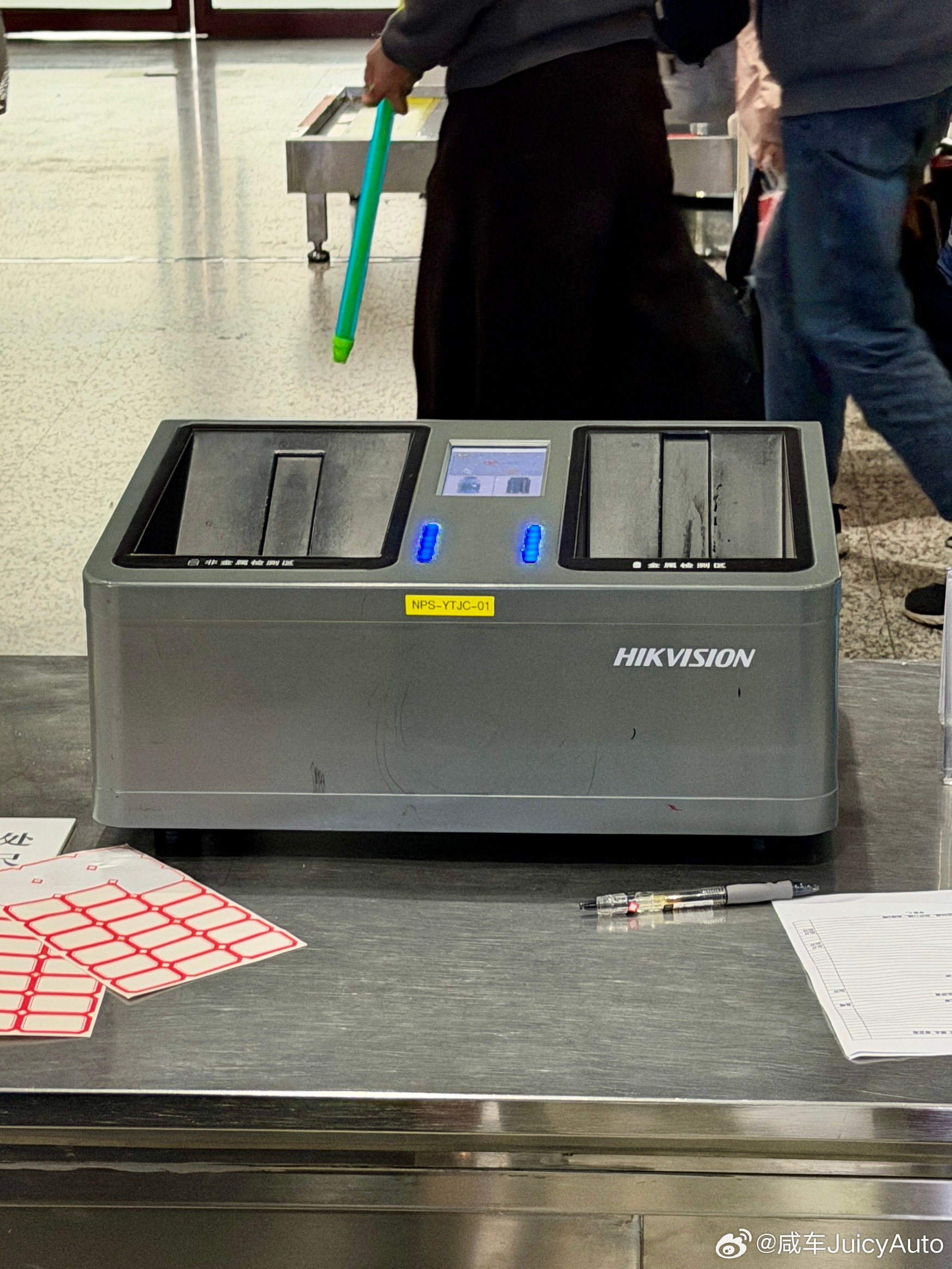 一进站阿姨就喊测水测水，以为啥人随地测水呢，第一回看到测试水的机器，海康威视这啥