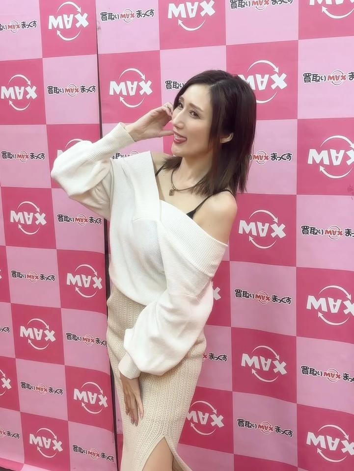 很多人说JULIA京香老师年纪大了，但有时候可能是服装的锅

1987年出生的她