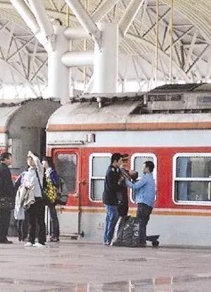 “太惊险了！86 秒生死时速！”列车即将发车之际，幼童从车厢跑出不慎跌落站台缝隙