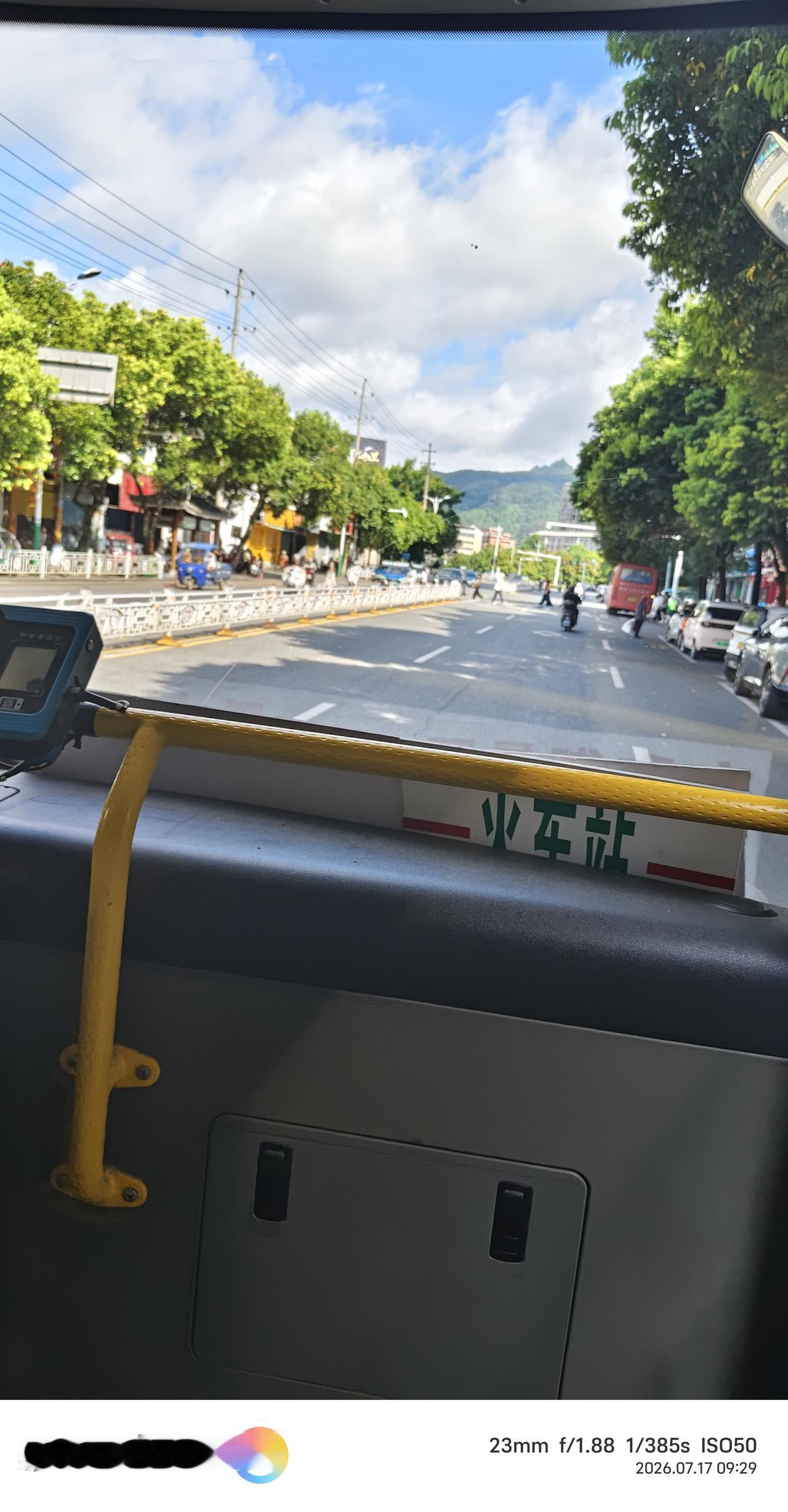 中国的女人怎么啦？嫁给中国男人要房，要车，要彩礼，要三金；而对于外国男人，包房，