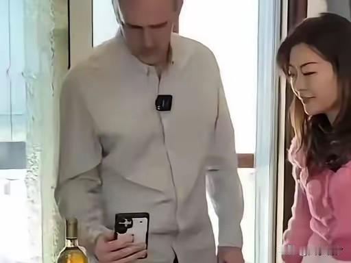高端品牌包专卖店里，冷气微凉，陈设精致的包包整齐陈列在玻璃展柜中，静谧又高级。