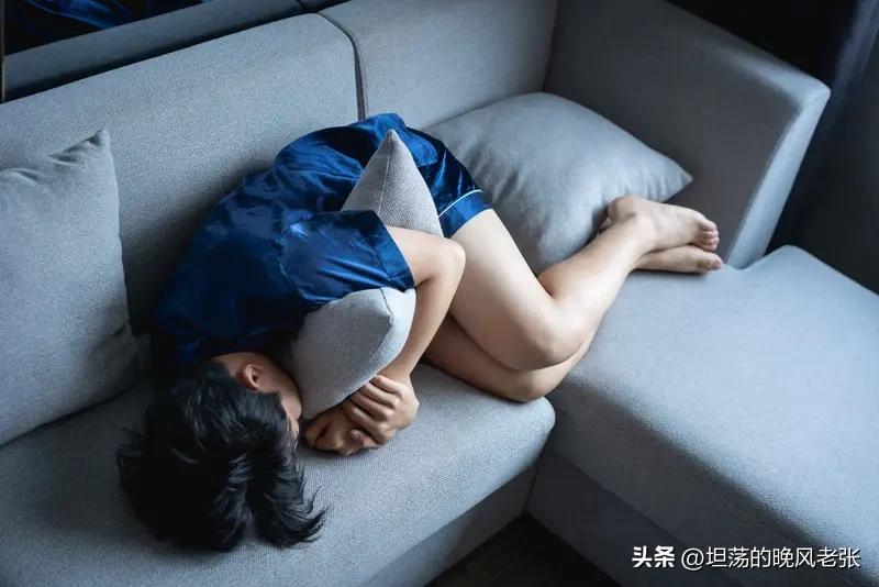 那年他高中毕业，考上了大专，可学费还没凑齐。他打算打暑假工，却毫无门路。于是，他