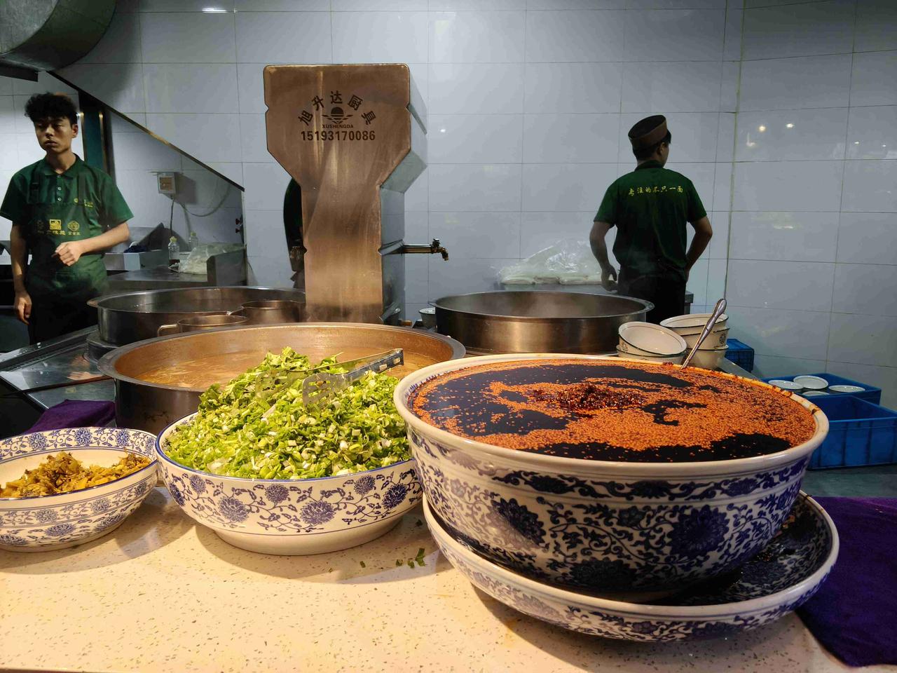 不是说6点过了，我们就可以去吃牛肉面了，一般牛肉面在下午3点之前就已经结束，店铺
