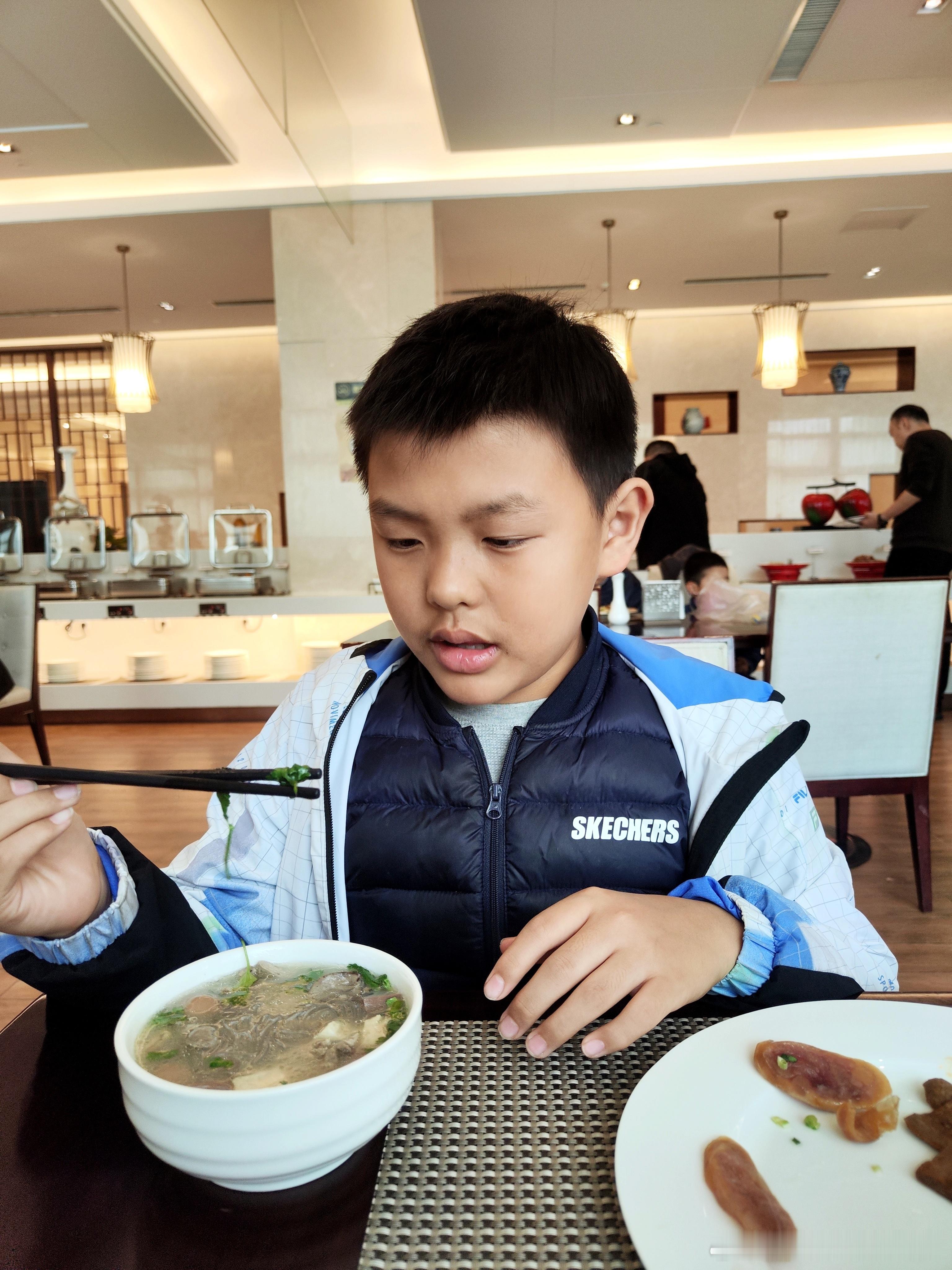 每个周末都带娃去某单位食堂蹭饭。五星级的环境，大食堂的口味[允悲]不过胜在干净卫