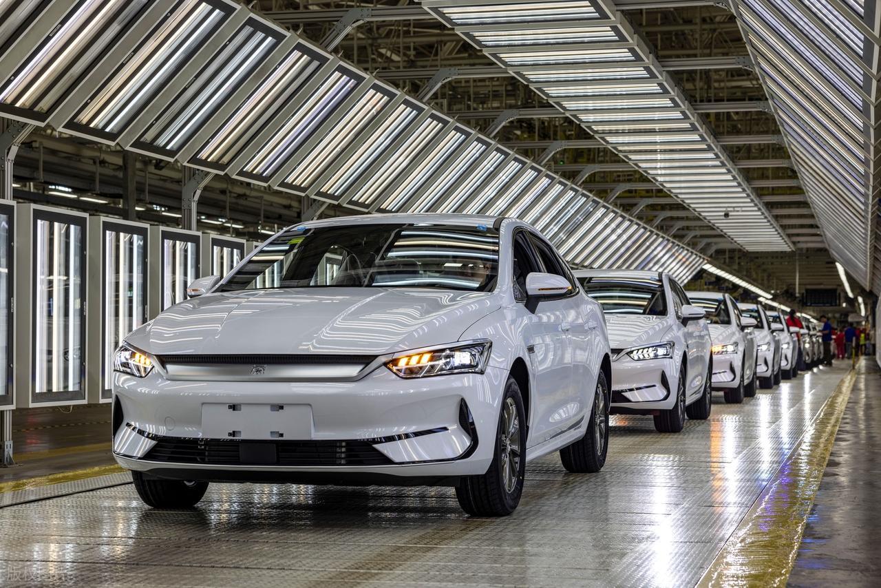 2026 年 1 月 1 日起，新能源汽车购置税新政正式落地，由全额免征改为减半