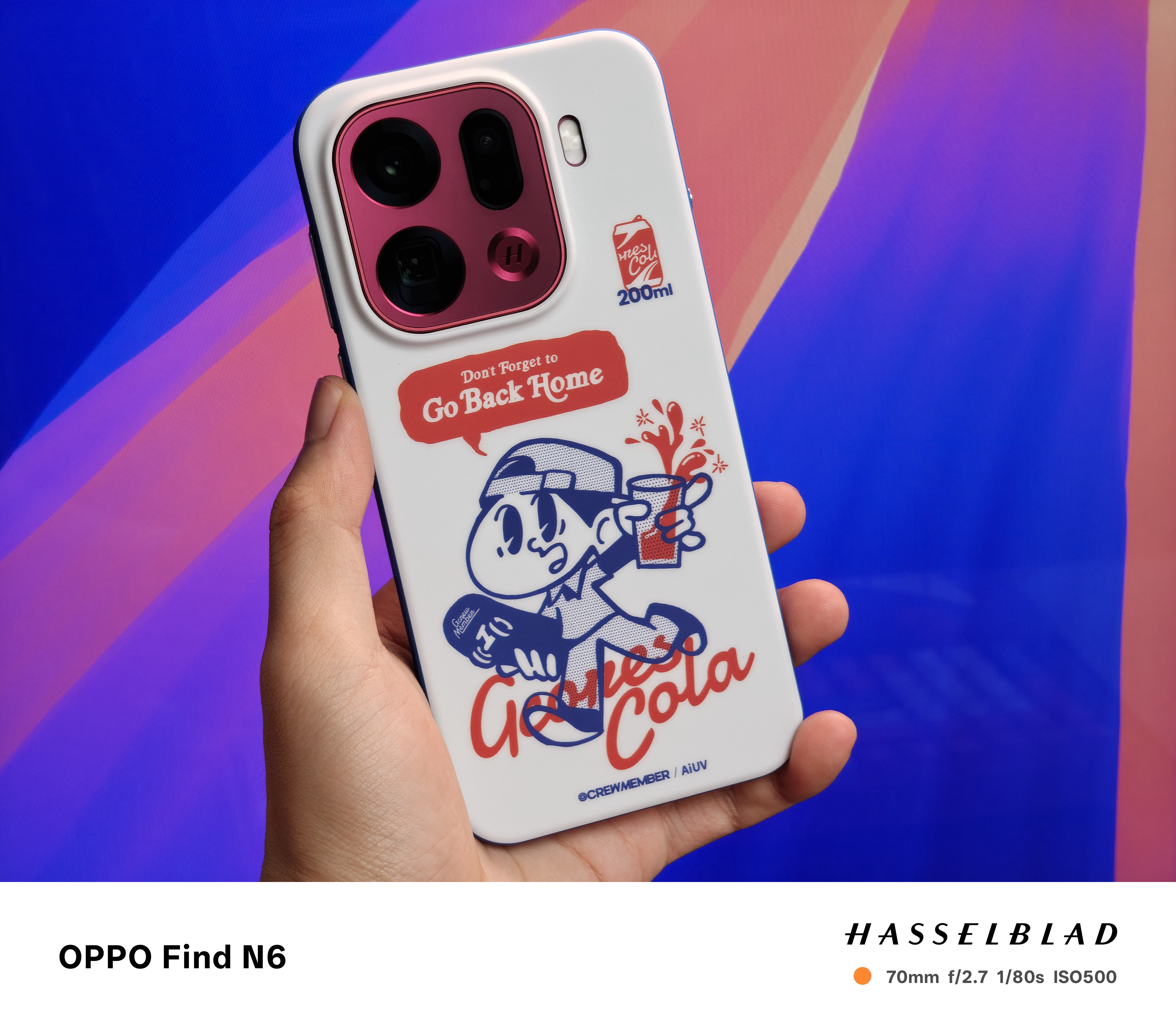 最新款的可乐手机壳搭配追光红Find X9 Pro，很年轻很百搭，白底蓝边磨砂手