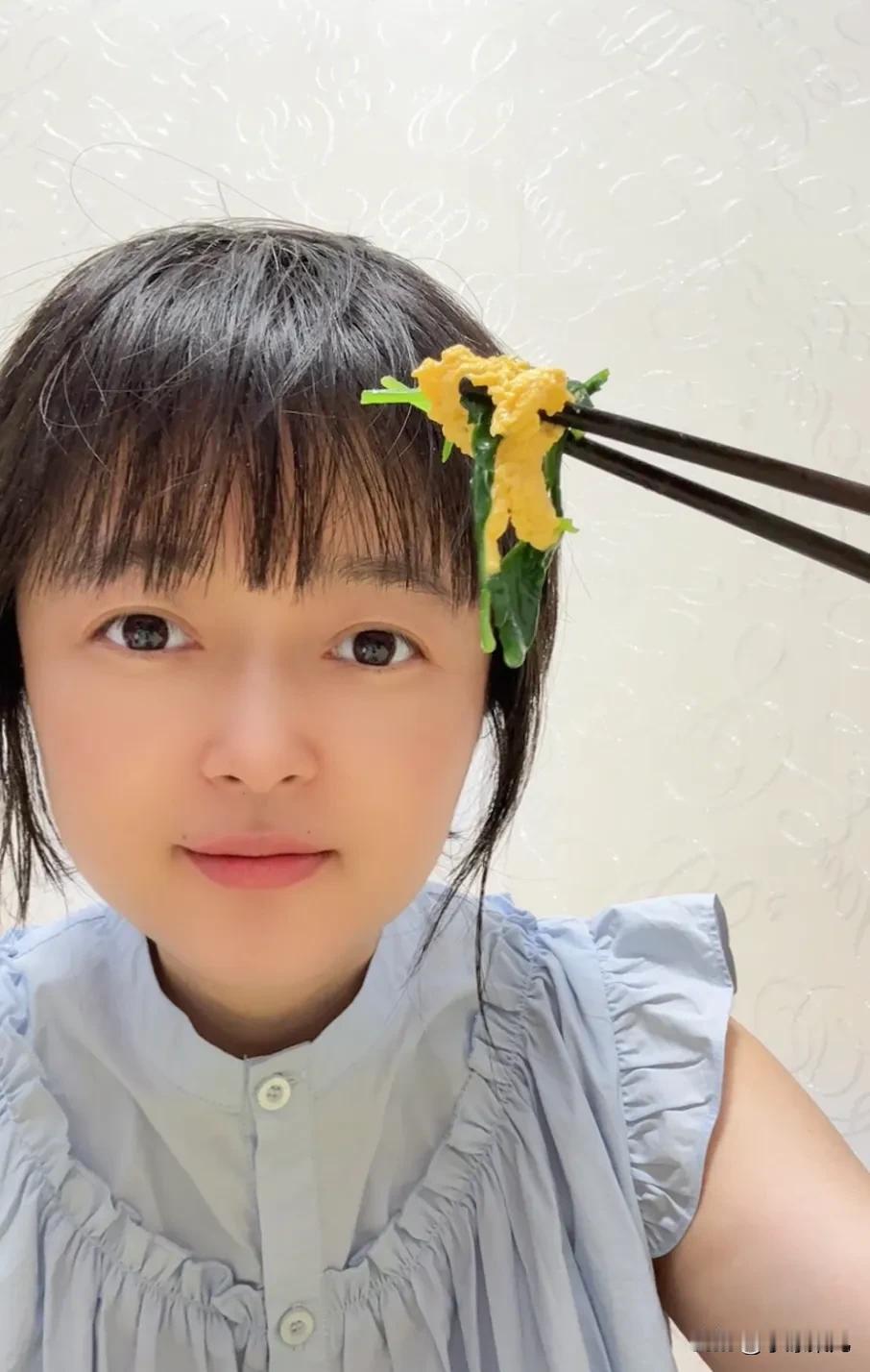 我妈妈今年64岁，因为穷，我妈妈逐渐养成了一些节俭的习惯：

第一，每次洗完菜的