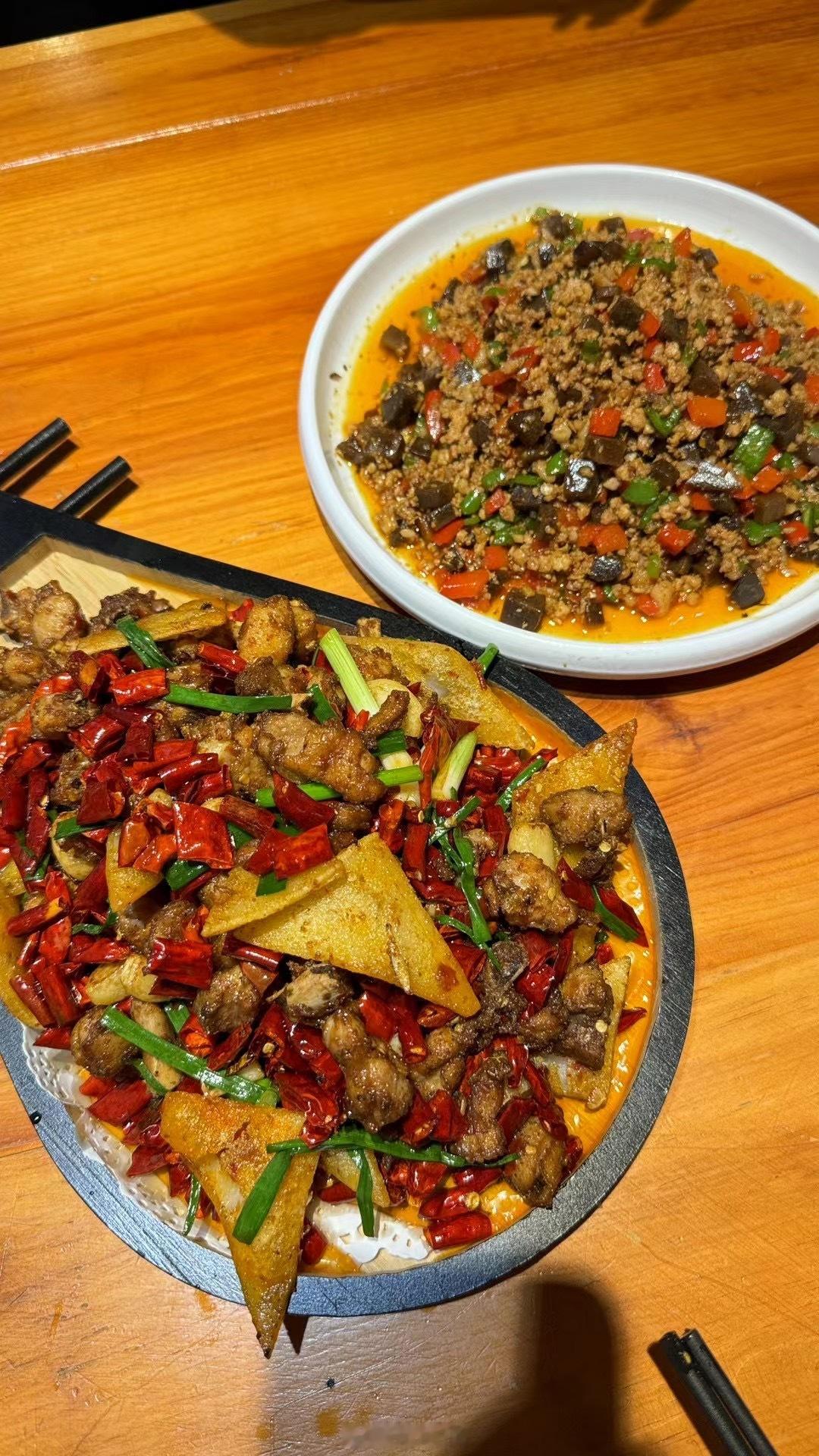 太下饭了[偷笑]还吃到了乳扇虾球！挺有创意每桌客人都会送一份大理地图指南 真的很
