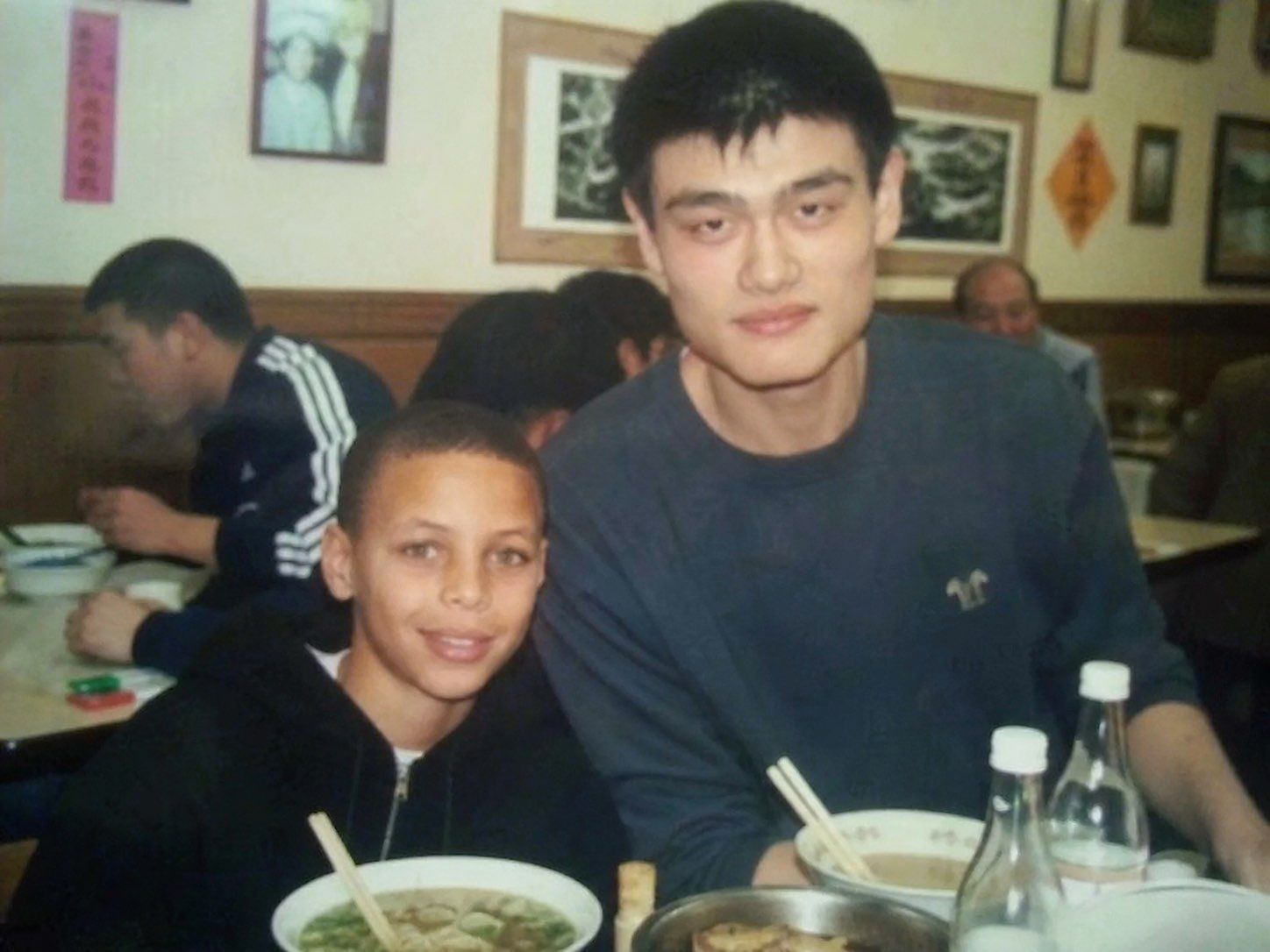 命运的伏笔，两个当时看起来毫无交集的少年，后来一个改变了NBA对亚洲球员的偏见；