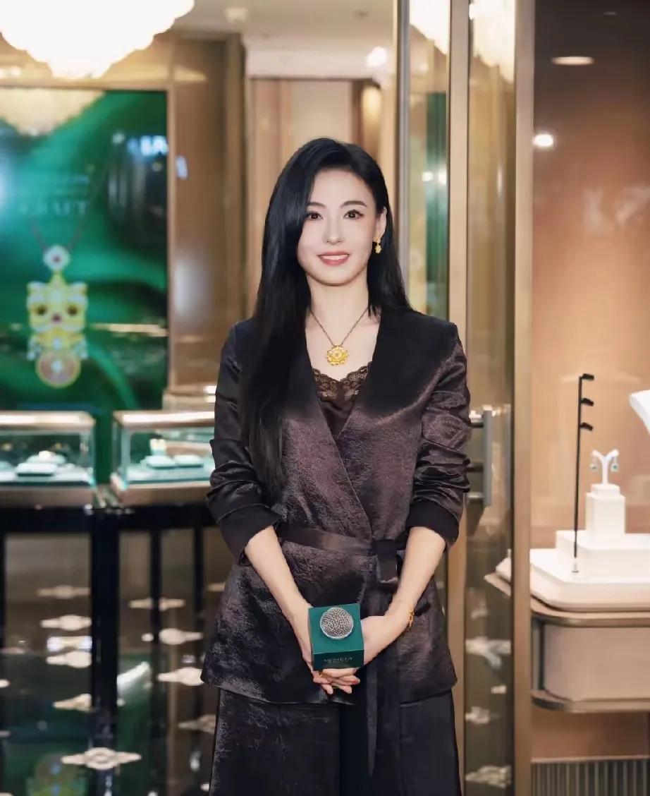 张柏芝这身深金缎面套装，把大女主气场穿出来了✨
 
缎面自带高级光泽感，V领围裹
