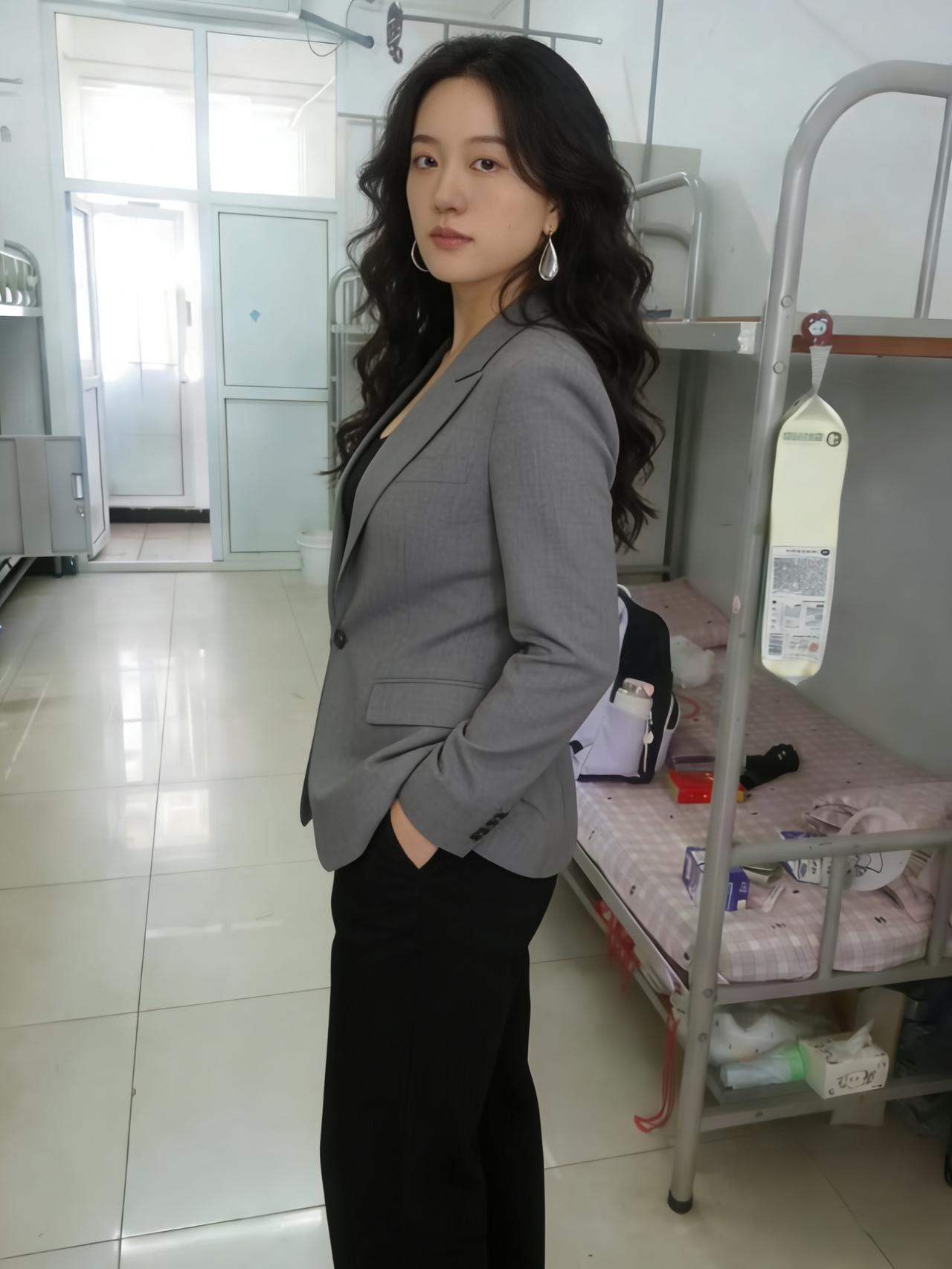 西装挺括立中庭，眸底星河未肯平。
莫道青春多琐事，心藏丘壑自峥嵘。