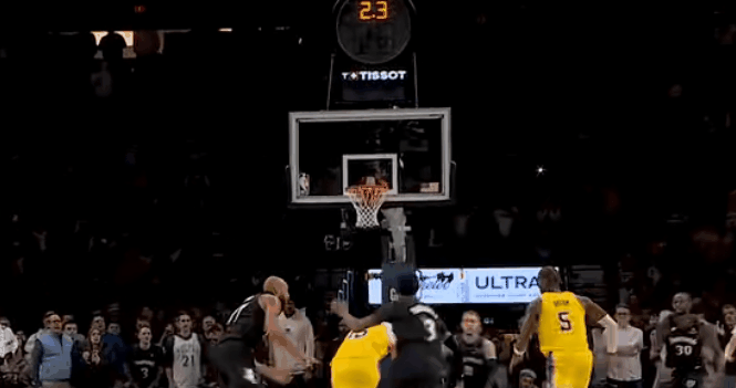 封神！里夫斯压哨绝杀森林狼！
在今天NBA常规赛湖人对阵森林狼的第四节比赛最后时