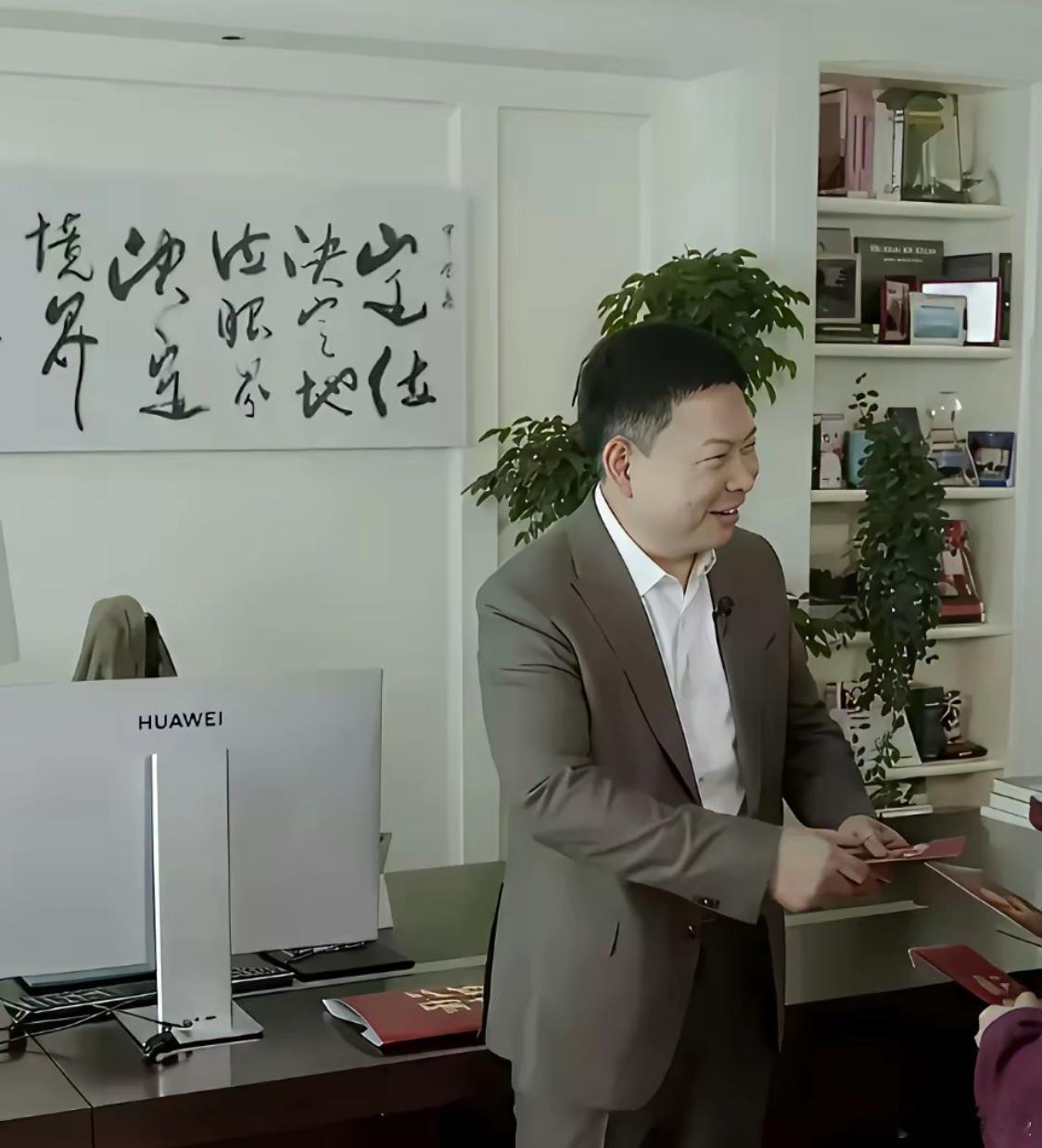 余承东的办公室挂着一幅字，“定位决定地位，眼界决定境界”，这应该是老余的座右铭吧