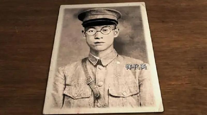 1931年4月29日，国民党将恽代英拉到监狱里的广场上执行死刑。恽代英拒不下跪，