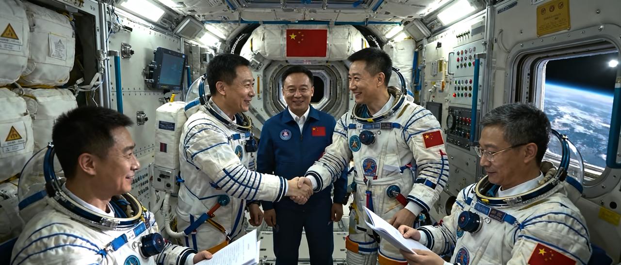 一觉醒来，中国空间站又热闹起来了。神舟二十一号乘组在“天宫”里打开舱门，迎来了神
