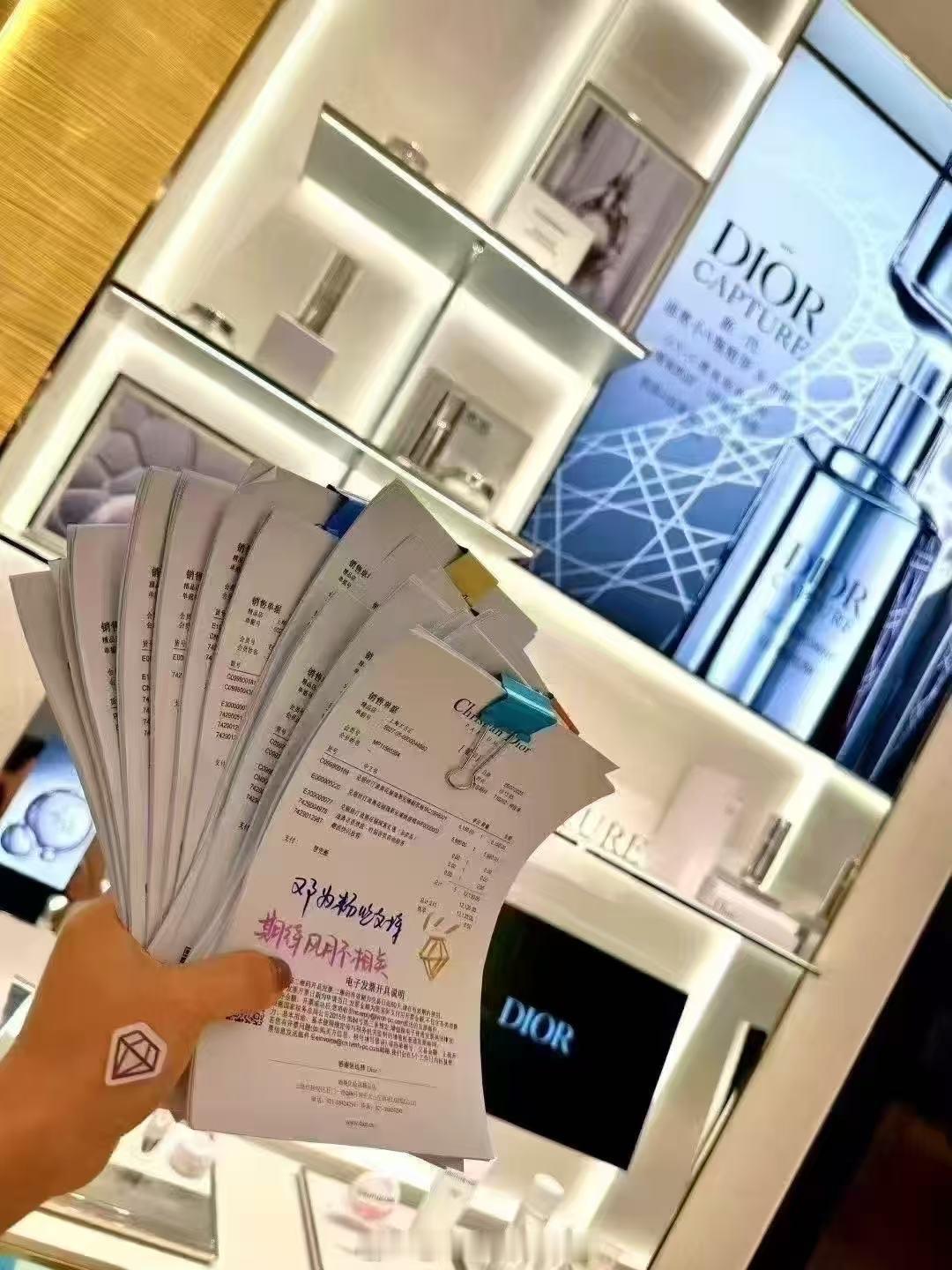 对邓为的带货能力又有了新的认知，Dior工作人员晒Dior的销售单据，感谢邓为粉