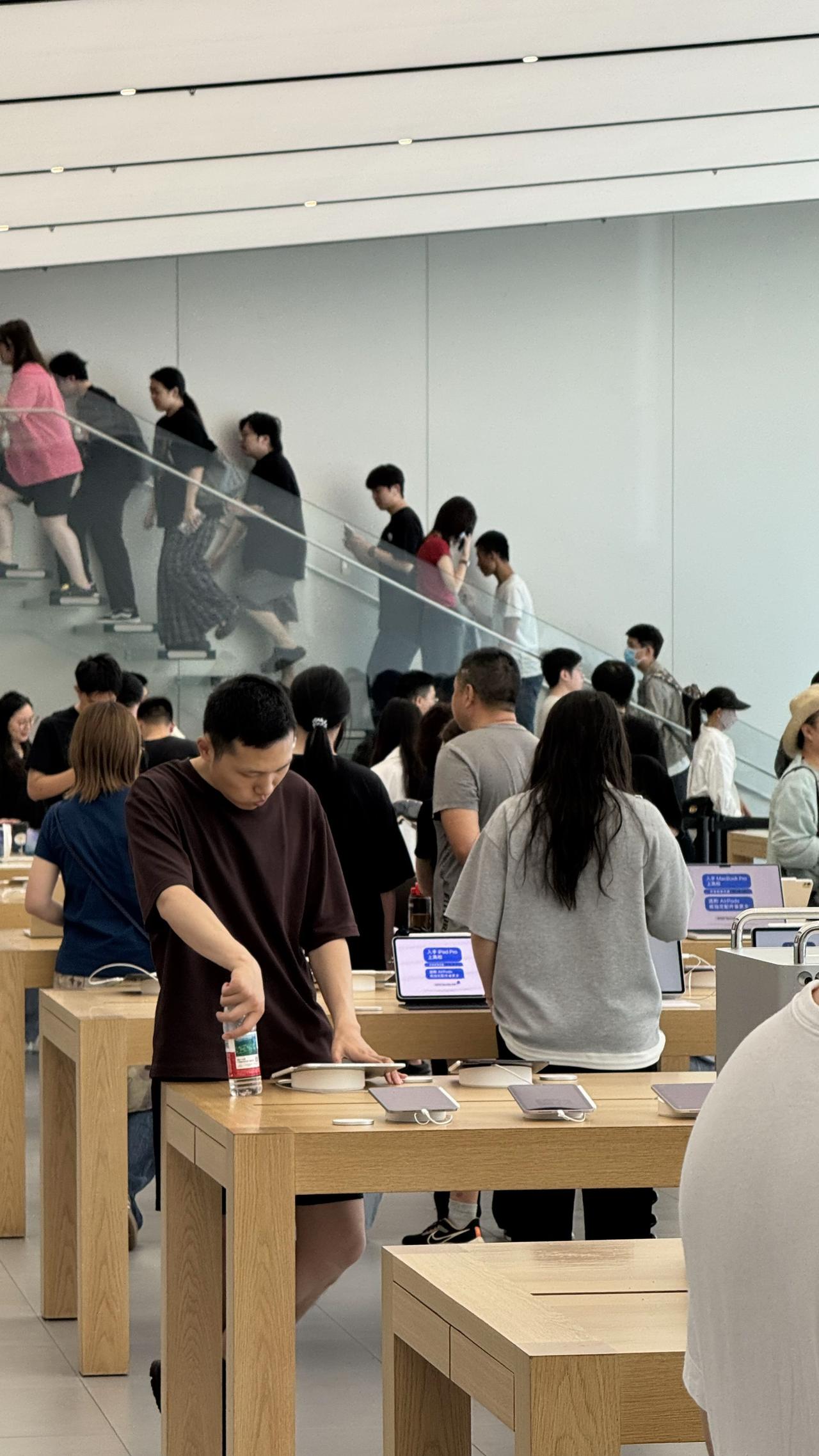 杭州Apple西湖店线下取货，比三里屯好，不用在外面排队数码好物看鹏哥 ipho