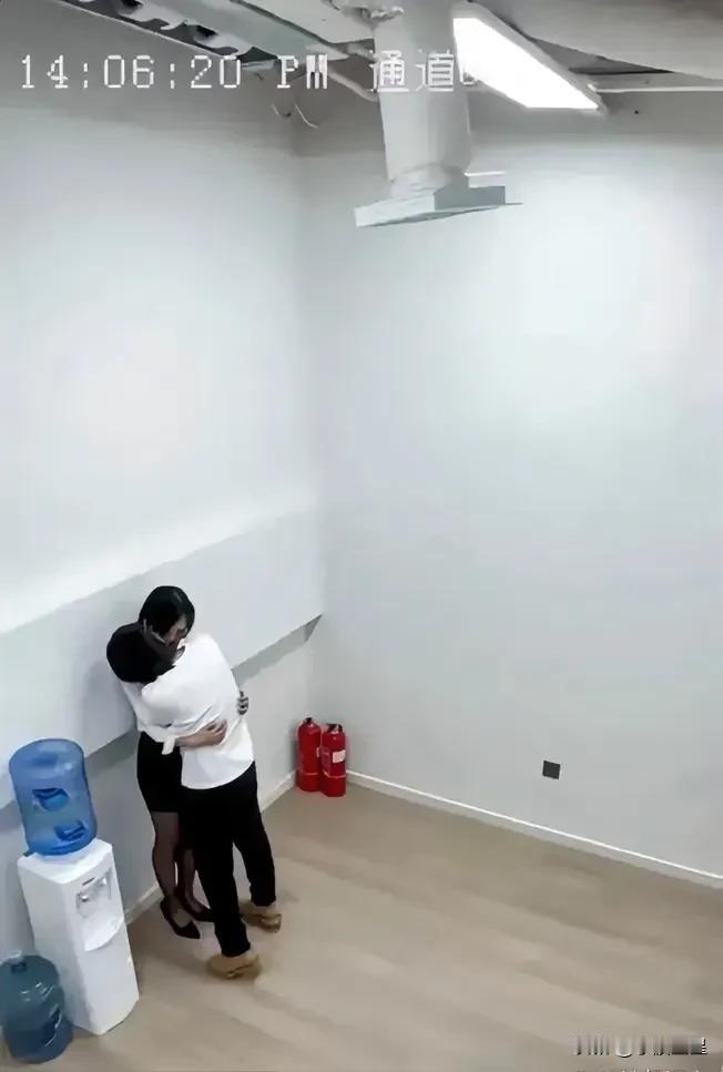 喂！别急嘛…有监控呢！
单位通道里有一男一女紧紧抱着，女的小声嘀咕说道；喂！你别