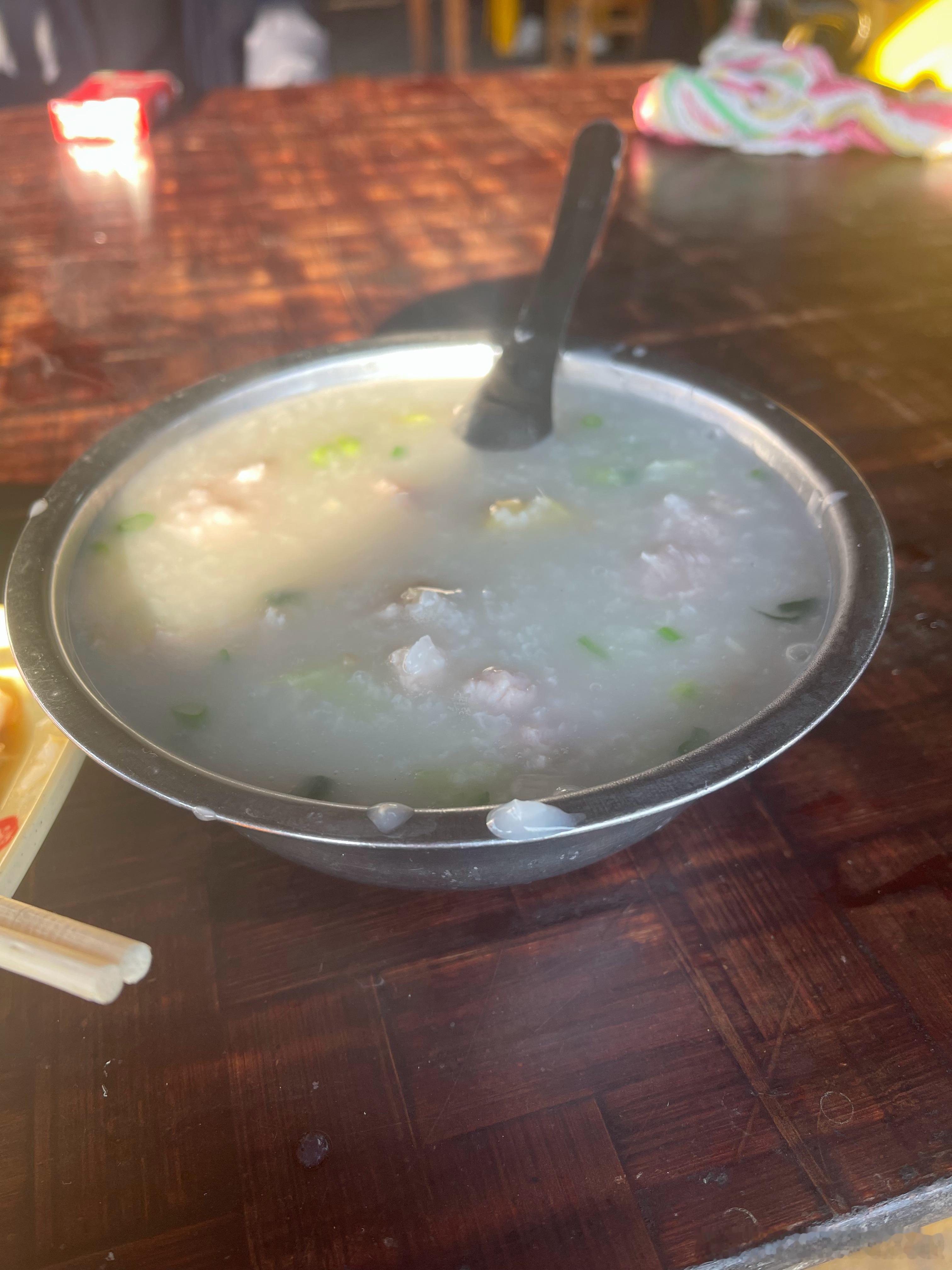 我的日常plog 在村口吃个老广喜欢的肠粉和粥顺便听听老炮们的见解话说回来12块