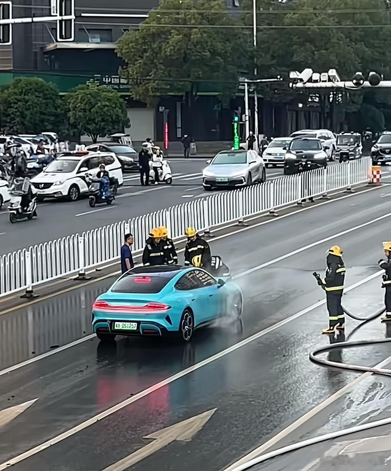 这台小米 SU7 电池包确实着火了，但是没爆燃，火也被赶来的消防人员扑灭了！看视