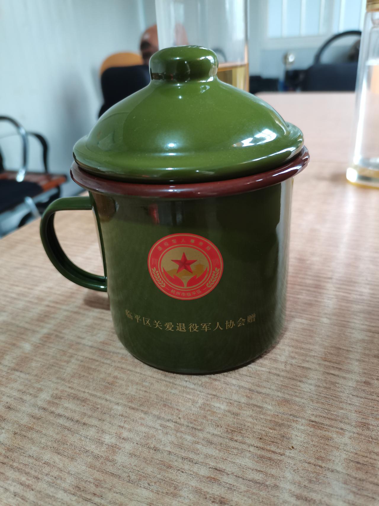 我现在脸皮越来越厚了！
进一个无人办公室里坐着，
没一会进来一个中年男人，
我问