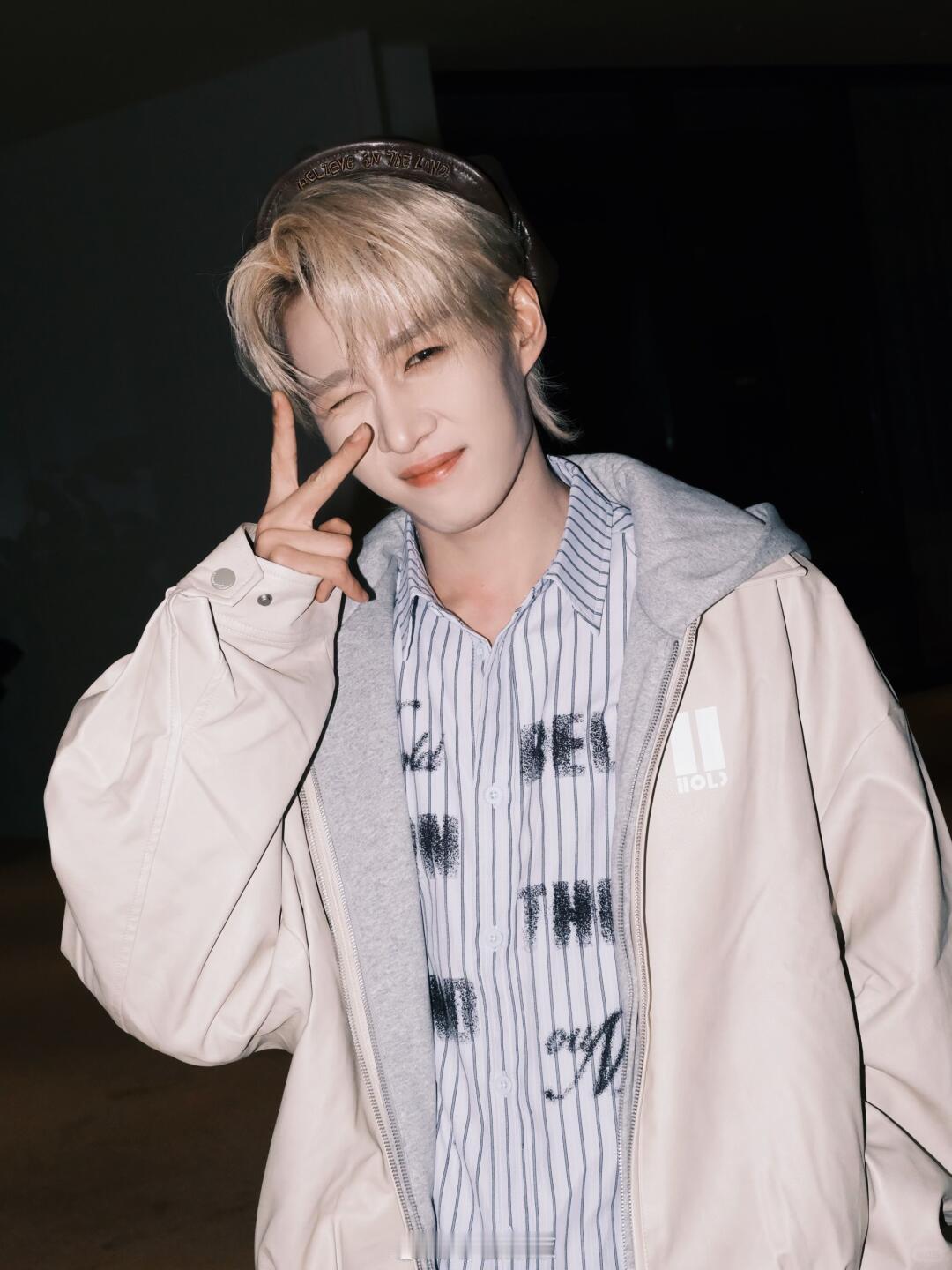 这是谁啊  ，这不是在哪偶遇都帅气的男生嘛这就是直播前说的 一晚上拍了三套衣服的