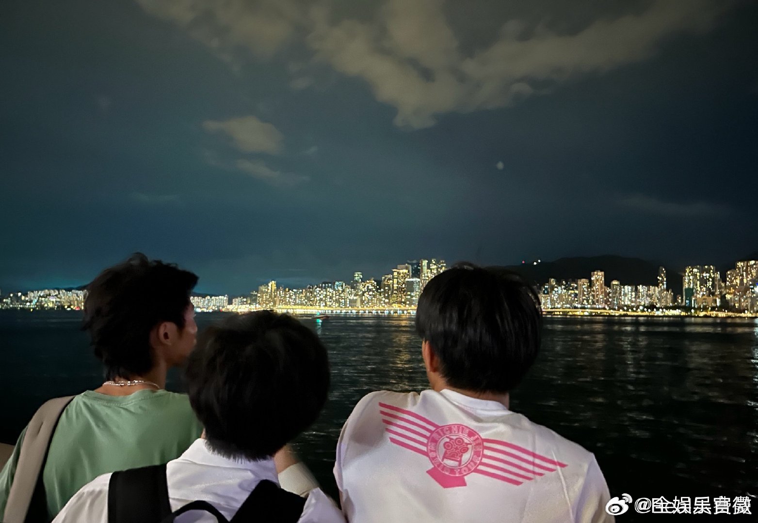 费曼高中毕业了吴镇宇和妻子参加费曼高中毕业典礼 费曼已经高中毕业了，吴镇宇和妻子
