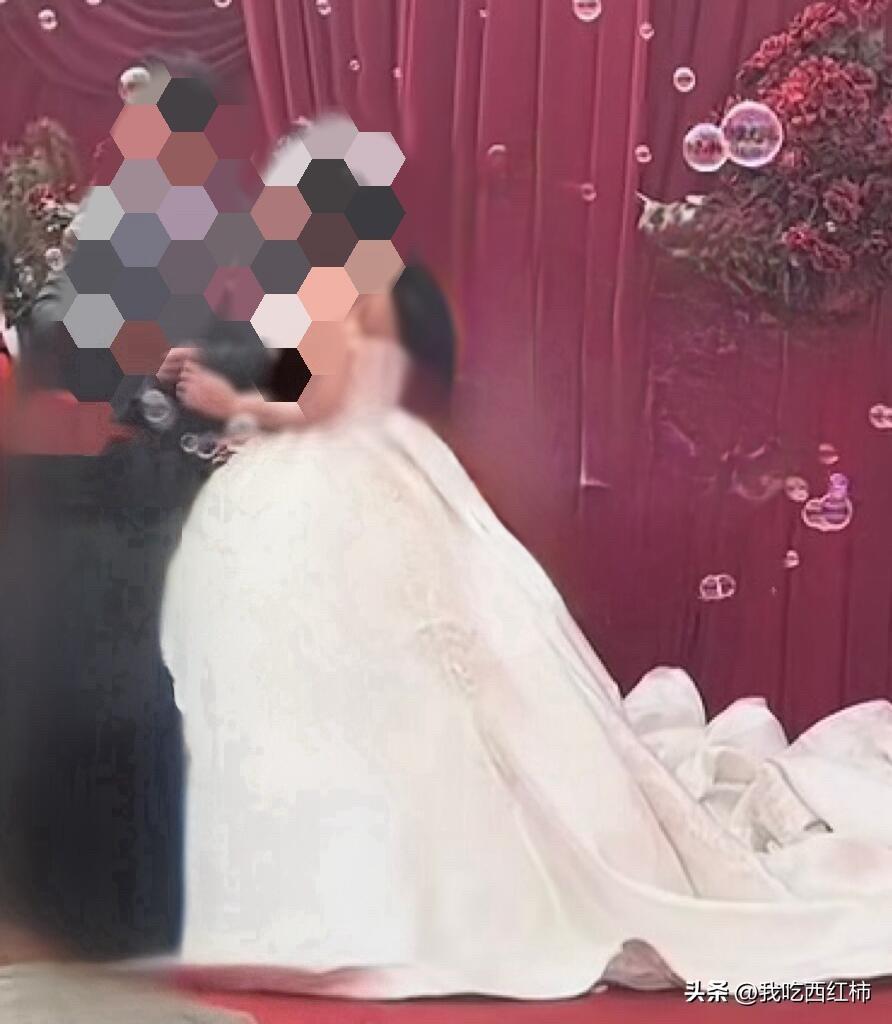 小时候霸凌我的女生结婚了
是村里人，都认识，是同学，多少还有点亲戚关系，过年的时