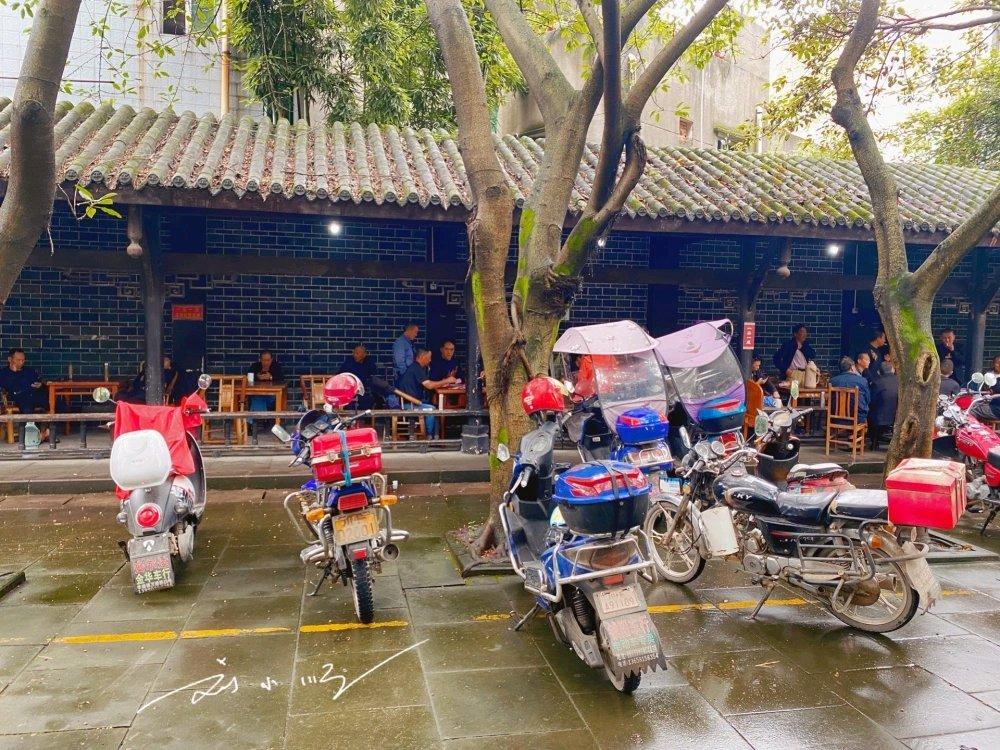 四川人的“大胆”操作真的让人惊掉下巴！之前看到有游客分享，在四川竟有人围坐在坟头