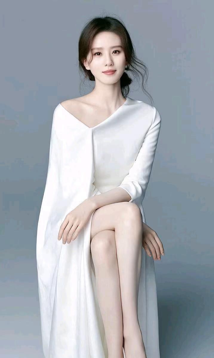 她的腰不是饿出来的，是跳出来的。
刘诗诗在巴黎后台压腿。
那不是摆拍，是刻进肌肉