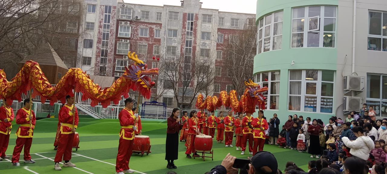 看到“张灯结彩送旧岁”求下联，我觉得有不少合适的。像“敲锣打鼓迎新春”就很妙，“