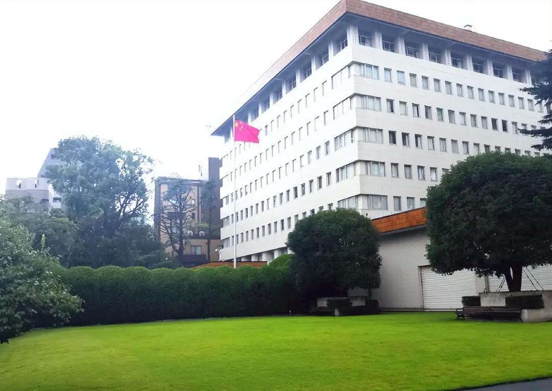 日本自卫队人员居然强闯中使馆并威胁杀人，这已经不是极右翼分子的个人行为，日本政府