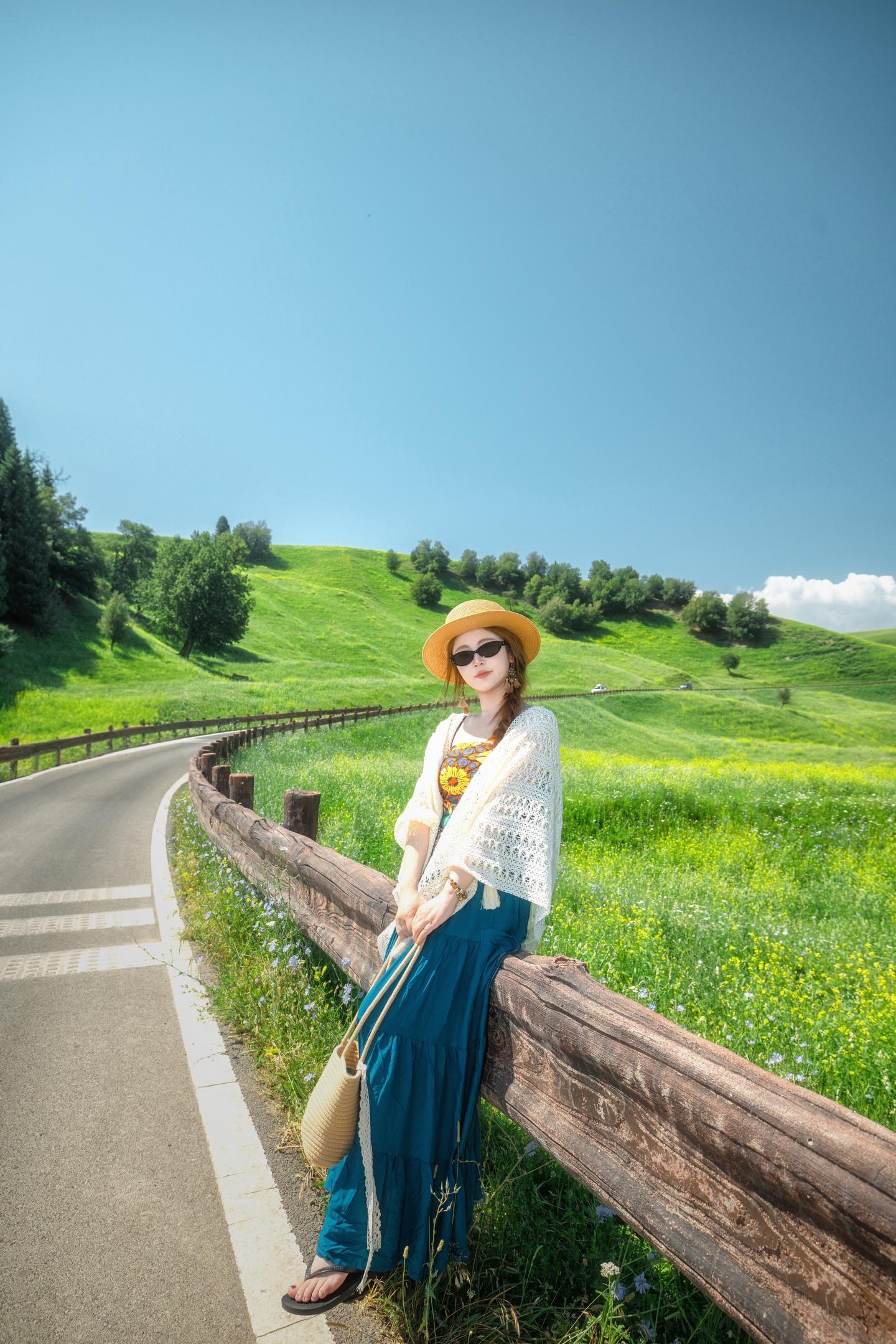 那拉提空中草原人挤人，去盘龙古道出片了。盘龙古道出口，人少景美 快冲