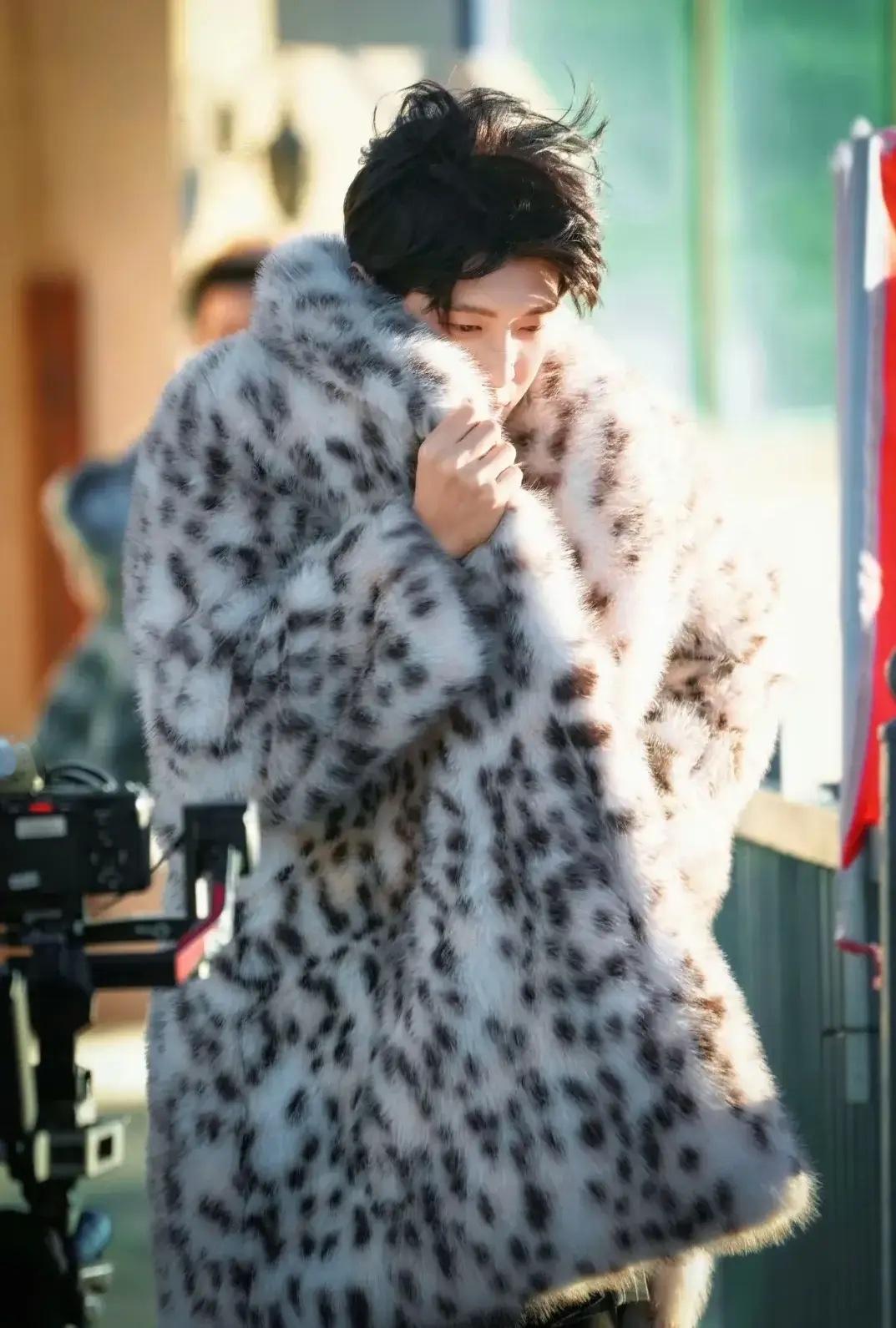 “好漂亮啊，范丞丞!”你别说，图一图二的范丞丞，穿着皮草半遮面，软软糯糯，有种我