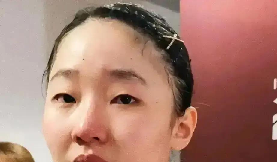 日本乒协账户刚多出16亿赞助款，张本智和兄妹却要自掏20万打国际赛。
你发现了吗