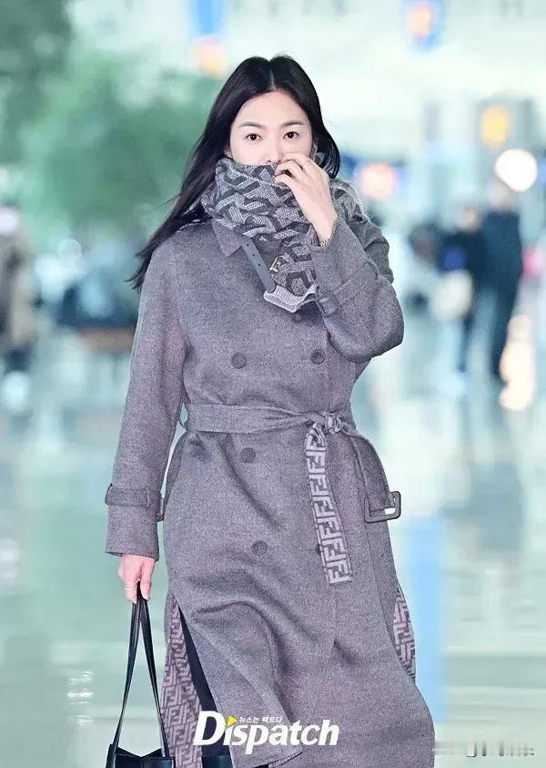 宋慧乔生图再次爆出！42岁依旧美得不像话。她浓眉大眼白皮肤，个子不高但身材比例完